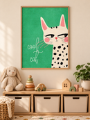 Cool Cat Groen in een houten lijst boven een speelgoedkast in een lichte kinderkamer