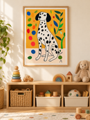 Dalmatiër tussen Kleurrijke Stippen in een houten lijst boven een speelgoedkast in een lichte kinderkamer