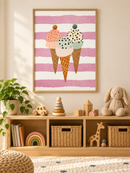 Drie IJsjes met Roze Strepen in een houten lijst boven een speelgoedkast in een lichte kinderkamer