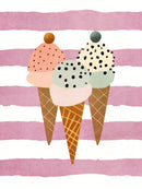 Drie ijsjes in wafelhoorntjes met mintgroene, roze en crèmekleurige bolletjes op roze en witte strepen.