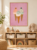 Drie IJsjes Roze in een houten lijst boven een speelgoedkast in een lichte kinderkamer