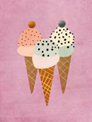 Drie ijsjes in wafelhoorntjes met mintgroene, roze en crèmekleurige bolletjes op een effen roze achtergrond.