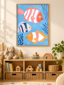Drie Vissen tussen Zeewier in een houten lijst boven een speelgoedkast in een lichte kinderkamer