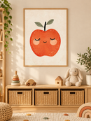 Dromende Appel in een houten lijst boven een speelgoedkast in een lichte kinderkamer