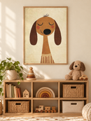 Dromende Hond Crème in een houten lijst boven een speelgoedkast in een lichte kinderkamer