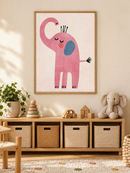 Dromende Olifant Roze in een houten lijst boven een speelgoedkast in een lichte kinderkamer