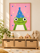 Feestelijke Kikker Roze in een houten lijst boven een speelgoedkast in een lichte kinderkamer
