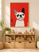 Franse Bulldog Rood in een houten lijst boven een speelgoedkast in een lichte kinderkamer