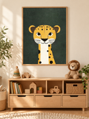 Gele Cheeta Donkergroen in een houten lijst boven een speelgoedkast in een lichte kinderkamer