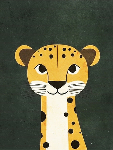 Een gele cheeta met zwarte vlekken, een witte snoet en bruine oren tegen een donkergroene achtergrond.