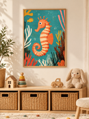Gestreept Zeepaardje in een houten lijst boven een speelgoedkast in een lichte kinderkamer
