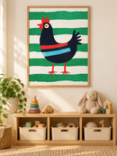 Gestreepte Kip met Groene Strepen in een houten lijst boven een speelgoedkast in een lichte kinderkamer