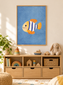 Gestreepte Vis Blauw in een houten lijst boven een speelgoedkast in een lichte kinderkamer