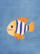 Een lachende vis met gele kop, blauw-witte strepen en oranje vinnen op een blauwe achtergrond.