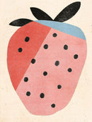 Grafische aardbei in roze en rood met zwarte stippen en blaadjes en een blauw vlak op crème.