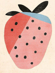 Grafische aardbei in roze en rood met zwarte stippen en blaadjes en een blauw vlak op crème.