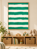 Groene Strepen in een houten lijst boven een speelgoedkast in een lichte kinderkamer