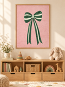 Groene Strik op Roze in een houten lijst boven een speelgoedkast in een lichte kinderkamer