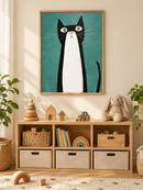 Groenogige Kat in een houten lijst boven een speelgoedkast in een lichte kinderkamer