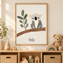 Hello Koala in een houten lijst boven een speelgoedkast in een lichte kinderkamer