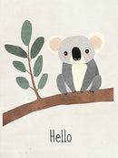 Grijze koala op een bruine tak met groene bladeren en tekst Hello