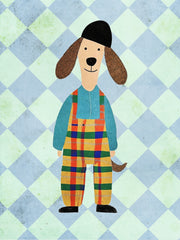 Een hond met lange bruine oren, een zwarte muts en een kleurrijke geruite tuinbroek tegen een blauw-mintgroen ruitpatroon.