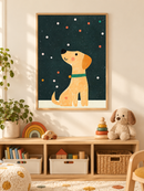 Hond onder Confetti in een houten lijst boven een speelgoedkast in een lichte kinderkamer