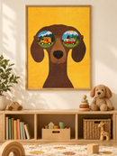 Hond op Kampeeravontuur in een houten lijst boven een speelgoedkast in een lichte kinderkamer