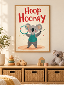 Hoop Hooray Koala in een houten lijst boven een speelgoedkast in een lichte kinderkamer