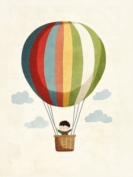 Een jongen in een rieten mand onder een grote gestreepte luchtballon in blauw, rood, geel en groen, tussen lichtblauwe wolken.