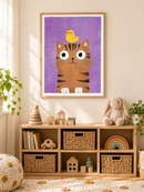 Kat en Kuiken in een houten lijst boven een speelgoedkast in een lichte kinderkamer