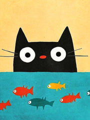 Een zwarte kat met ronde ogen kijkt over turquoise water met kleurrijke vissen, tegen een gele achtergrond.