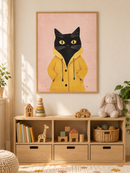Kat in Regenjas in een houten lijst boven een speelgoedkast in een lichte kinderkamer