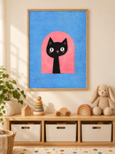 Kat in Roze Boog in een houten lijst boven een speelgoedkast in een lichte kinderkamer
