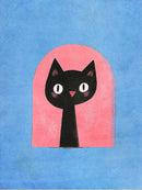 Zwarte kat in een roze boog op een blauwe achtergrond