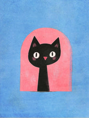 Zwarte kat in een roze boog op een blauwe achtergrond