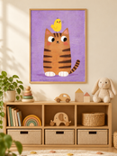 Kat met Vogel Lila in een houten lijst boven een speelgoedkast in een lichte kinderkamer