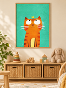 Kat met Vogel Mint in een houten lijst boven een speelgoedkast in een lichte kinderkamer