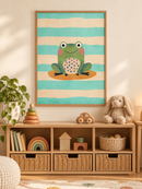 Kikker met Mintstrepen in een houten lijst boven een speelgoedkast in een lichte kinderkamer