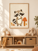 Kleine Wasbeer in een houten lijst boven een speelgoedkast in een lichte kinderkamer