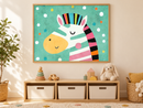 Kleurrijke Zebra Mintgroen in een houten lijst boven een speelgoedkast in een lichte kinderkamer