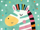 Een vrolijke zebra met mintgroene en roze strepen, een gele snuit en kleurrijke manen tegen een mintgroene achtergrond met stippen.