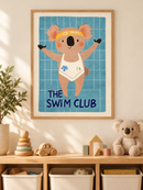 Koala Swim Club in een houten lijst boven een speelgoedkast in een lichte kinderkamer
