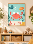Lachende Krab in een houten lijst boven een speelgoedkast in een lichte kinderkamer