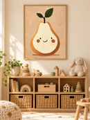 Lachende Peer Beige in een houten lijst boven een speelgoedkast in een lichte kinderkamer