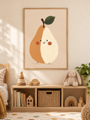 Lachende Peer in een houten lijst boven een speelgoedkast in een lichte kinderkamer