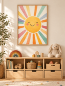 Lachende Regenboogzon in een houten lijst boven een speelgoedkast in een lichte kinderkamer