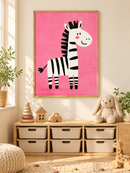 Lachende Zebra Felroze in een houten lijst boven een speelgoedkast in een lichte kinderkamer