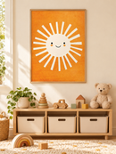 Lachende Zon Oranje in een houten lijst boven een speelgoedkast in een lichte kinderkamer