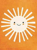 Crèmekleurige lachende zon met lange rechte stralen op een oranje achtergrond.